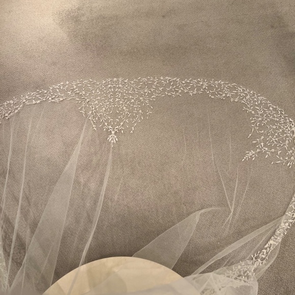 Kleinfeld Cathedral Veil *Brand New-Never Been Worn!* main image 2